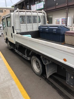 トラックで現場まで移動します